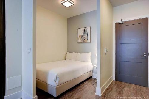 Ένα ή περισσότερα κρεβάτια σε δωμάτιο στο Skyline Suites - Walk to MTCC, ACC, Rogers Centre & Entertainment District