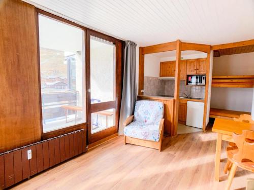 une chambre avec une table et une chaise ainsi qu'une cuisine dans l'établissement Résidence Grand Pre - Studio 26-30m² au Lavachet MAE-2274, à Tignes