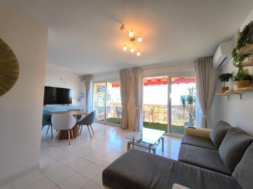 un salon avec un canapé et une salle à manger dans l'établissement PLEIN SOLEIL - T3 Vue Panoramique et Parking, à Cassis