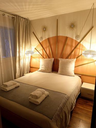 une chambre avec un grand lit avec deux serviettes dessus dans l'établissement PLEIN SOLEIL - T3 Vue Panoramique et Parking, à Cassis