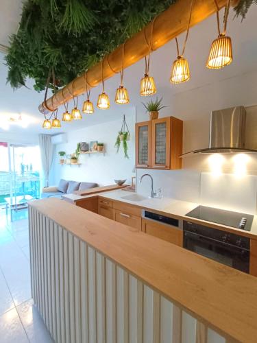 une cuisine avec un comptoir et quelques lumières dans l'établissement PLEIN SOLEIL - T3 Vue Panoramique et Parking, à Cassis