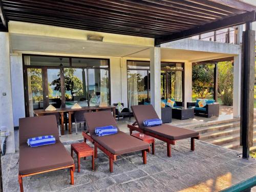 Χώρος καθιστικού στο Nilaveli Bay Villa by Ceylon Spaces