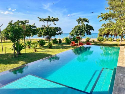 Πισίνα στο ή κοντά στο Nilaveli Bay Villa by Ceylon Spaces
