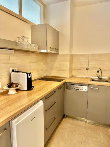 Кухня или мини-кухня в Cozy modern apartment Amphora-Beach near
