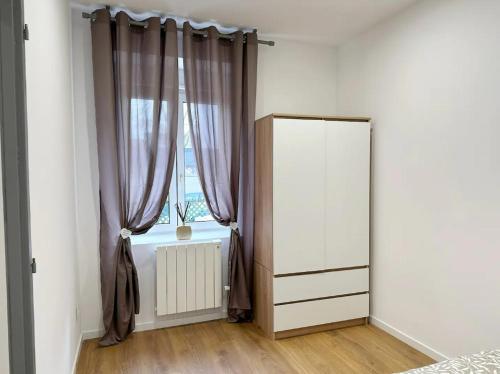 - une chambre avec un miroir et une fenêtre dans l'établissement RS-0 - Chaleureux 2 pièces au RDC tout équipé 1 à 4 pers, à Mulhouse