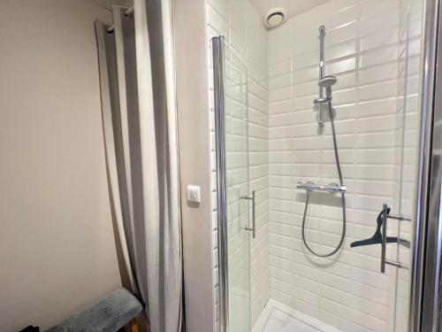 a bathroom with a shower with a glass door at Pétillant T2 rez-de-jardin in Bonneville