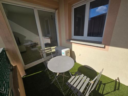 un patio avec une table et des chaises sur un balcon dans l'établissement Appartement dans résidence avec piscine, à Agde