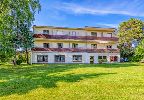 un grande edificio con un campo erboso di fronte di Willa Keja a Jastrzębia Góra