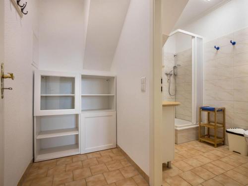 BuchholzFerienwohnung in der Mecklenburger Seenplatte的浴室配有步入式衣柜和淋浴。