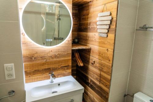 une salle de bain avec un lavabo et un miroir dans l'établissement Résidence Les Hauts De Preclaux - Magnifique appartement refait à neuf aux Orres MAE-1131, aux Orres