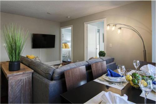 Μια τηλεόραση ή/και κέντρο ψυχαγωγίας στο Skyline Suites - Walk to MTCC, ACC, Rogers Centre & Entertainment District