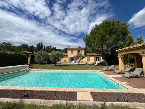 une piscine devant une maison dans l'établissement Charming villa surrounded by nature, à Simiane-Collongue