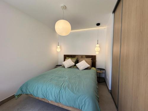 une chambre avec un lit vert avec deux oreillers dans l'établissement Résidence Le Solea - RESIDENCE LE SOLEA SAUNA ET SPA-Tout inclus MAE-4501, à Vars