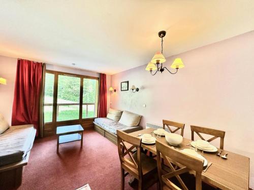 un salon avec une table et une salle à manger dans l'établissement Résidence L'albane - L'ALBANE - pied de pistes avec accès PISCINE - MAE-4521, à Vars