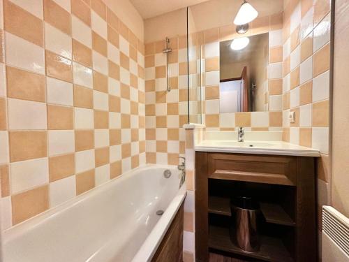 une salle de bain avec une baignoire et un lavabo et une baignoire dans l'établissement Résidence L'albane - L'ALBANE - pied de pistes avec accès PISCINE - MAE-4521, à Vars
