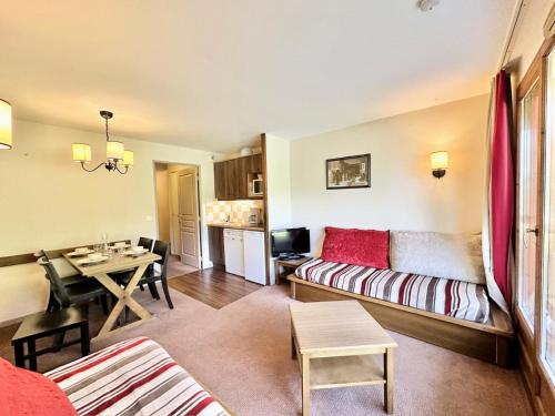 un salon avec un canapé et une table dans l'établissement Résidence L'albane - L'ALBANE - PARTIR DEPUIS LA TERRASSE EN SKIS MAE-4531, à Vars