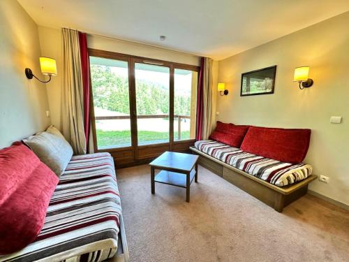 - un salon avec deux lits et une fenêtre dans l'établissement Résidence L'albane - L'ALBANE - PARTIR DEPUIS LA TERRASSE EN SKIS MAE-4531, à Vars