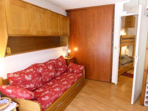 un salon avec un canapé rouge et une chambre dans l'établissement Résidence Pierres Blanches - Pierres Blanches F392 MAE-9901, aux Contamines-Montjoie