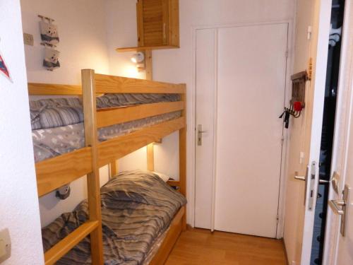 Cette chambre comprend 2 lits superposés et une porte. dans l'établissement Résidence Pierres Blanches - Pierres Blanches F392 MAE-9901, aux Contamines-Montjoie