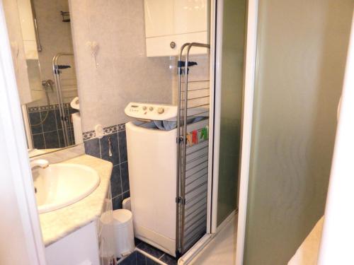 La petite salle de bains est pourvue d'un évier et d'un réfrigérateur. dans l'établissement Résidence Pierres Blanches - Pierres Blanches F392 MAE-9901, aux Contamines-Montjoie