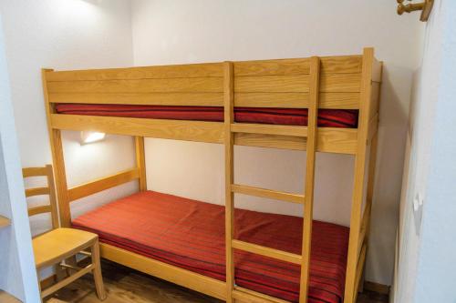 quelques lits superposés dans une chambre dans l'établissement Les Chalets De Bois MÉan - A - Appartement calme aux Orres 1800 MAE-9931, aux Orres