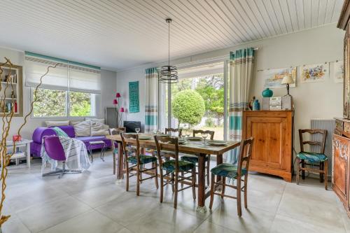une salle à manger et un salon avec une table et des chaises dans l'établissement Maison de famille spacieuse à 1 min de la plage à pied, 2 chambres, à La Tranche-sur-Mer