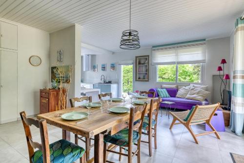une salle à manger et un salon avec une table et des chaises dans l'établissement Maison de famille spacieuse à 1 min de la plage à pied, 2 chambres, à La Tranche-sur-Mer