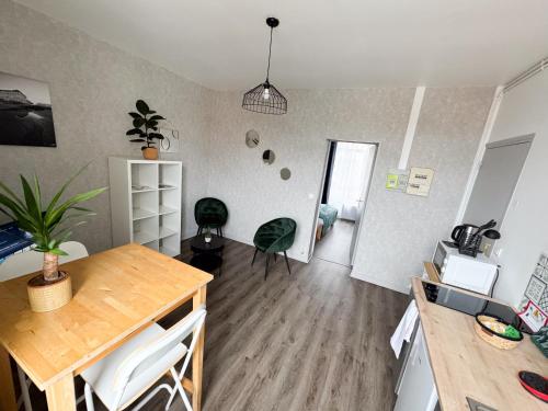 un salon avec une table et une salle à manger dans l'établissement L'Appart Élevé Idéalement situé, à Boulogne-sur-Mer