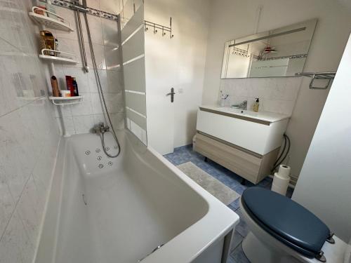 une salle de bain avec une baignoire, des toilettes et un lavabo dans l'établissement Maison Paris JO 2024, à Garges-lès-Gonesse