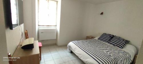 une chambre avec un lit, un bureau et une fenêtre dans l'établissement PORT- VENDRES cote vermeille, à Port-Vendres