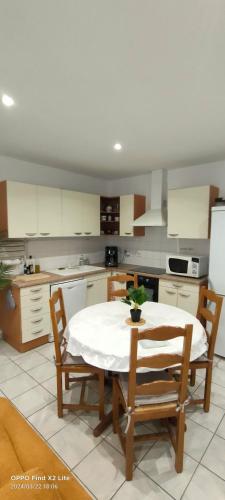 une cuisine avec une table, deux chaises et une table dans l'établissement PORT- VENDRES cote vermeille, à Port-Vendres