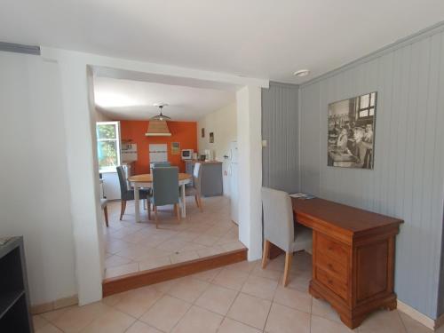 Maison zen في Saint-Simon-de-Bordes: مطبخ وغرفة طعام مع طاولة وكراسي