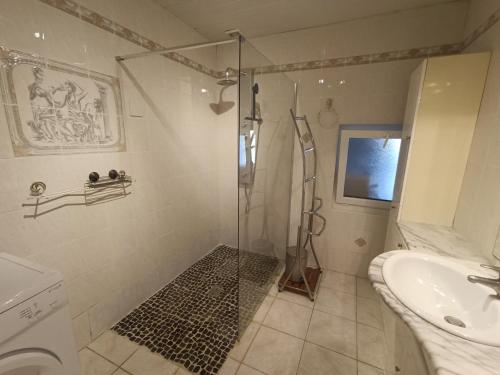 une salle de bain avec douche et lavabo dans l'établissement Maison zen, à Saint-Simon-de-Bordes
