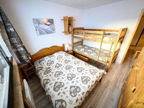 - une chambre avec 2 lits superposés dans l'établissement Résidence Aime 2000 - 3 Pièces 6/7 pers - AIME 2000 - Partie Diamant -PLAGNE AIME 2000 MAE-4141, à Aime La Plagne