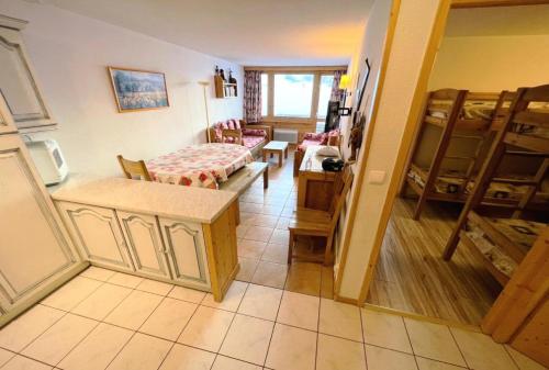 - un salon avec une table et un canapé dans l'établissement Résidence Aime 2000 - 3 Pièces 6/7 pers - AIME 2000 - Partie Diamant -PLAGNE AIME 2000 MAE-4141, à Aime La Plagne