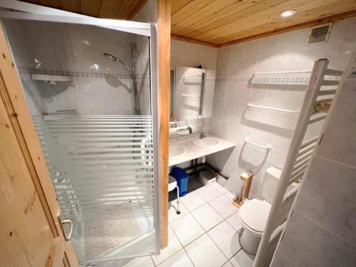 une petite salle de bain avec douche et toilettes dans l'établissement Résidence Aime 2000 - 3 Pièces 6/7 pers - AIME 2000 - Partie Diamant -PLAGNE AIME 2000 MAE-4141, à Aime La Plagne