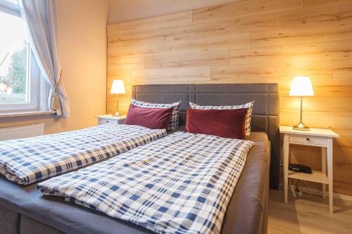 バート・ハルツブルクにあるHIRSCH Apartment Gartenschläfer - zentral - Gartenのベッドルーム1室(ベッド2台、ランプ付きテーブル2台付)