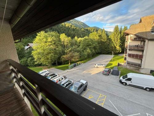 克拉尼斯卡戈拉Apartman Veriga的可以看到停车场的阳台