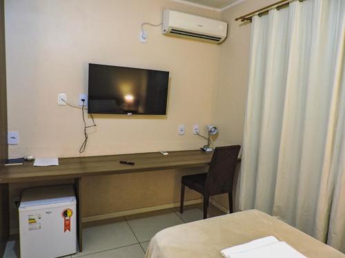 Uma TV ou centro de entretenimento em Coimbra Hotel Pousada