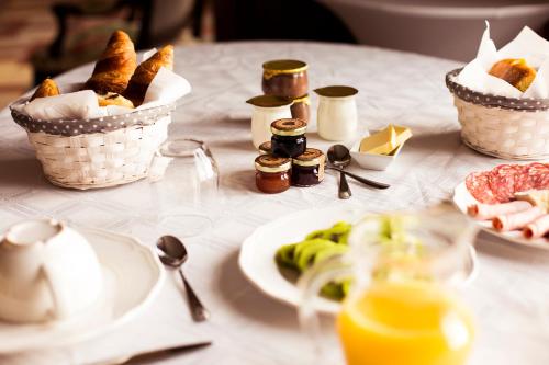une table surmontée de paniers de pain et d'une assiette de nourriture dans l'établissement Chambre Les Angelots, vue sur le Mont St Michel, à Saint-Jean-le-Thomas