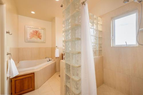 Un baño de Steps to Beach and Amazing Ocean Views - Miramar Home