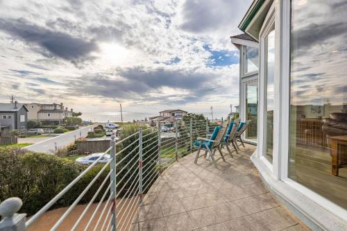 Un balcón o terraza en Steps to Beach and Amazing Ocean Views - Miramar Home