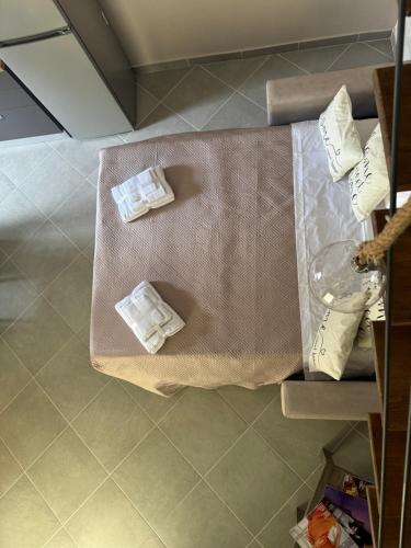 a bathroom with a table with towels on it at La farfalla del vicolo in Larino