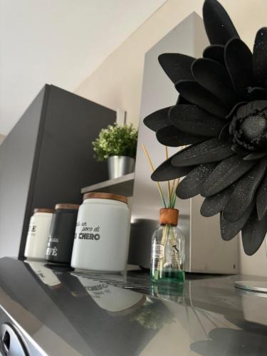 a black counter with a flower in a glass bottle at La farfalla del vicolo in Larino
