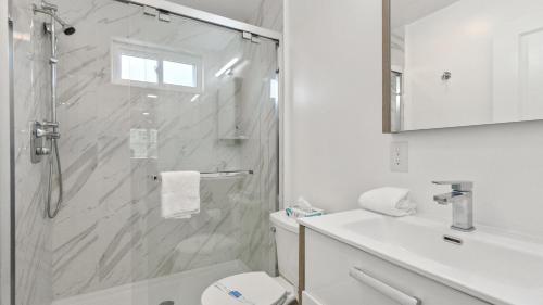 Ένα μπάνιο στο Safari Apartments