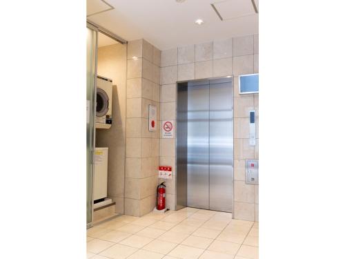 東京にあるELE hotel Ginza East - Vacation STAY 15879vの消火栓のある建物内のエレベーター