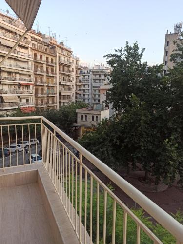 un balcone di un edificio con edifici sullo sfondo di Athonos Secret Diamond a Salonicco