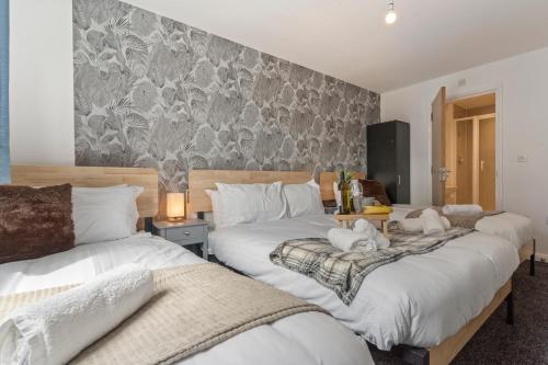 a bedroom with two beds with towels on them at Golden Desert with FREE Parking - Netflix in Birmingham