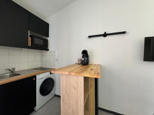 Kuchyň nebo kuchyňský kout v ubytování 2 couchages vue Port piscine Le Cap d'Agde