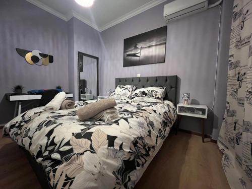 Postel nebo postele na pokoji v ubytování Kipseli NEW MoDeRN & CoZy 65TV Netflix